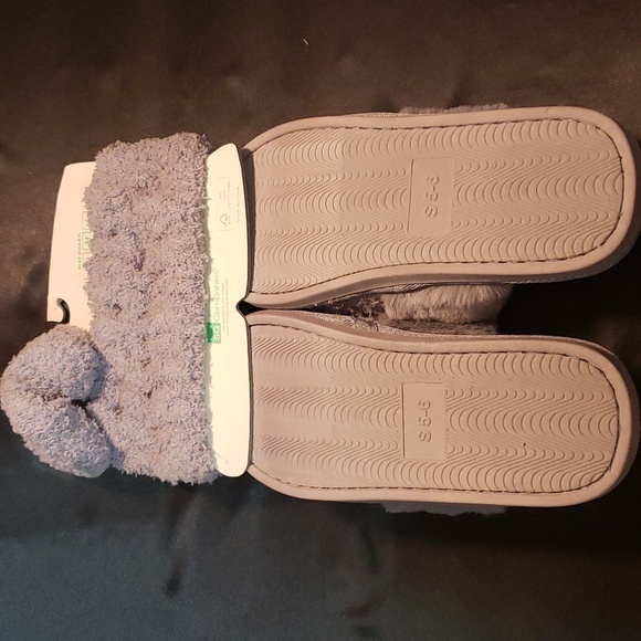 Honeydew Bedtime Essentials Gift Set; slippers, scrunchie and hair band - Picture 4 of 5